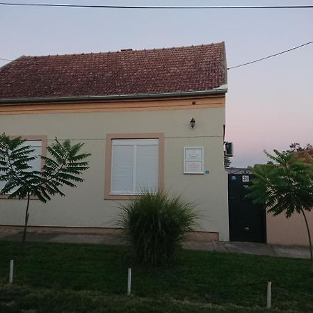 Guest House A'Storia Ruma Exterior foto